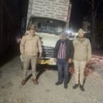 लापरवाह और शराबी वाहन चालको पर चला नैनीताल पुलिस का डंडा,21 वाहन सीज कर 60 लोगो के लाइसेंस निलंबिन की कि कार्यवाई, नातिन की तरह लहराकर गाडी चलाने वाले चालक को दिखाया हवालात का रास्ता।