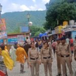 सावन का महीना शुरू होते ही नीलकंठ महादेव मंदिर मे लगने लगी भोले के भगतो की भीड़,कांवण यात्रा के प्रथम चरण मे शिवभक्तों की उमड़ती भीड़-भाड़ के बीच सतर्क पौड़ी पुलिस,सम्पूर्ण यात्रा मार्ग पर पूरे जोश व मनोयोग के साथ ड्यूटी निभा रहे पुलिस के जवान।