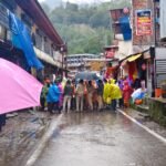 केदारनाथ धाम यात्रा करने वालो को लगा झटका,सड़क पर भारी मलबा आने से गौरीकुण्ड व सोनप्रयाग के बीच पैदल मार्ग कल रात से है बंद,मौसम के अनुकूल रहने पर मार्ग के सुचारु होने में लगेंगे 2से 3 दिन !,