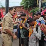 एसएसपी देहरादून ने कांवड़ मेले में आये श्रद्धालुओं का फूल माला पहनाकर किया स्वागत, बरसात के मौसम के दृष्टिगत ड्यूटीरत अधिकारियों/कर्मचारियों को बरसात से बचाव हेतु छतरी व बरसाती किये वितरित