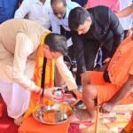 मुख्यमंत्री धामी ने ओम पुल में आयोजित कार्यक्रम में कांवड़ियों के पांव धोकर कावड़ियों/शिव भक्तों का किया स्वागत