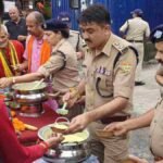 एसएसपी दून द्वारा कांवड यात्रियों को फूल माला पहनाकर किया उनका स्वागत, सभी श्रद्धालुओं को मिष्ठान वितरित कर उनकी सुगम व सुरक्षित यात्रा के लिये दी अपनी शुभकामनाएं