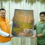 मुख्यमंत्री धामी से छात्र व प्रतिभाशाली वाइल्ड लाइफ फोटोग्राफर शौर्य प्रताप बिष्ट ने की भेंट