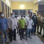 सड़क किनारे, सार्वजनिक स्थानों पर खुलेआम जाम गटक रहे पियक्कड़ों का दून पुलिस ने उतारा सुरूर, ऑपरेशन मर्यादा के तहत सार्वजनिक स्थान पर शराब पीने वाले 21 व्यक्तियों को लाया गया थाने