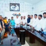मुख्यमंत्री से विधायक भरत सिंह चौधरी के नेतृत्व में आए रुद्रप्रयाग जिले के त्रिस्तरीय पंचायत चुनाव में नवनिर्वाचित जनप्रतिनिधियों ने की भेंट