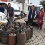जिला प्रशासन ने आमवाला में अवैधरूप से गैस सिलेंडर रिफिलिंग के गोरखधंधे का किया भंडाफोड़, 34 सिलेंडर किये जब्त