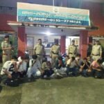 शराबियों की बारात लेकर थाने पहुँची दून पुलिस की बस सेवा, सड़क किनारे खुलेआम जाम गटक रहे पियक्कड़ों का दून पुलिस ने उतारा सुरूर, सार्वजनिक स्थान पर शराब पीने वाले 90 व्यक्तियों को लाया गया थाने