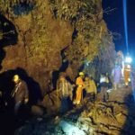 गौरीकुण्ड के पास बाधित हुए मार्ग पर आये मलबा-पत्थर के ऊपर से ही कच्चा मार्ग (पगडण्डी) तैयार कर केदारनाथ से वापस आये यात्रियों व घोड़ा-खच्चर संचालकों व घोड़ों को इस क्षेत्र से सुरक्षाबलों द्वारा करवाया गया पार