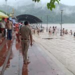 लगातर हो रही बारिश के चलते नदी नाले उफान पर, देहरादून पुलिस ने नदी नालो के किनारे रहने वालो को किया सचेत, लाउड हैलर के माध्यम से सुरक्षित स्थानों पर जाने की कि अपील !