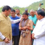 मुख्यमंत्री धामी ने प्रभावितों के बीच पहुंचकर पोछे आंसू — मुख्यमंत्री ने आपदा प्रभावित स्थानीय लोगों से मिलकर हर संभव सहायता का दिया आश्वासन — टूटे, पथरीले रास्ते भी नहीं रोक पाए मुख्यमंत्री के कदम — दुःख की इस घड़ी में मुख्यमंत्री को अपने बीच देखकर जनता का मनोबल बढ़ा — आपदा आने के 24 घंटे के भीतर क्षेत्र में पहुंचे सीएम धामी