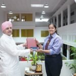 एसजीआरआरयू की मेधावी छात्रा हंसिका सक्सेना ने बढ़ाया प्रदेश का मान, भारत मंडपम में अपने भाषण का मनवाया था लोहा,श्रीमहंत देवेन्द्र दास महाराज ने 25000/- रुपये का चेक प्रदान कर किया सम्मानित !