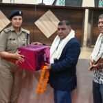 एसपी ऋषिकेश जया बलूनी ने सेवानिवृत होने बाले पुलिस कर्मियों को शाल ओढ़ा कर दी विदाई, सेवानिर्वत होने वाले पुलिस कर्मियों को सुखद और मंगलमय जीवन की करी कामना, भविष्य में भी उनकी हर सम्भव सहायता के लिए साथ खड़े रहने का दिया आश्वासन!
