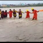 थाना प्रेमनगर ने टोंस नदी के मध्य बने टापू में फंसे थे 3 लोगो की बचाई जान , पुलिस टीम ने NDRF तथा SDRF के साथ मिलकर चलाया सफल रेस्क्यू ऑपरेशन, मानव चैन बनाकर तीनो को तेज़ बहाव से निकला बाहर, एसएसपी अजय सिंह खुद कर रहे आपरेशन को मॉनिटर !