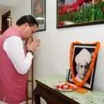 सीएम धामी ने पूर्व राष्ट्रपति, महान दार्शनिक, शिक्षाविद् एवं विचारक भारत रत्न डॉ. सर्वपल्ली राधाकृष्णन की जयंती पर उनके चित्र पर पुष्प अर्पित कर दी श्रद्धांजलि