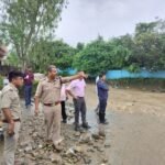 भारी बारिश के बाद नैनीताल पुलिस अलर्ट मोड़ पर, हर खतरनाक नदी नाले और दरकते पहाड़ो से लोगो को सुरक्षित रखने के लिए लोगो को कर रही जागरूक, एसएसपी नैनीताल हर संवेदनशील इलाकों की पल पल ले रहे खबर !