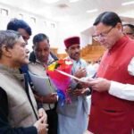 मुख्यमंत्री धामी ने जनता मिलन कार्यक्रम में सुनी जन समस्याएं, अधिकारियों को फीडबैक व्यवस्था सुदृढ़ करने के दिए निर्देश