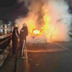 रिस्पना पुल पर चलती कार में लगी आग, पुलिस की तत्परता से टला बड़ा हादसा, चार युवकों की बची जान