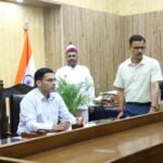 जिलाधिकारी की नालायक कुपुत्र को दो टूक,अपनी मॉ के पावं गिरकर माफी मांगो, वरना होगा जिला बदर !