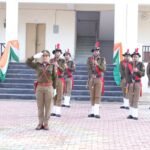 देश के 77 वे गणतंत्र दिवस के अवसर पर एसएसपी देहरादून ने पुलिस लाइन देहरादून में किया ध्वजारोहण, एसएसपी ने अधीनस्थ अधिकारियों को दिलाई संविधान की उद्देशिका की शपथ,सभी अधिकारियो और कर्मचारियों को पूर्ण कर्तव्य निष्ठा के साथ देश सेवा तथा अपने कर्तव्यों का पालन करने के लिए किया प्रेरित !