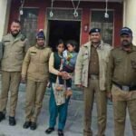 बिछड़ो को अपनों से मिलाकर दून पुलिस ने बिखेरी मायूस चेहरों पर मुस्कान, घर से बिछड़कर लावारिस अवस्था मे भटक रहे 03 वर्षीय अबोध बालक को सकुशल किया उसके परिजनों के सुपुर्द