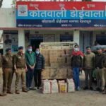 शराब तस्करों के विरूद्ध दून पुलिस को मिली बडी सफलता, भारी मात्रा में अवैध शराब के साथ 3 शराब तस्करों को पुलिस ने किया गिरफ्तार, 15 पेटी अंग्रेजी शराब व 128 पेटी देसी शराब हुई बरामद