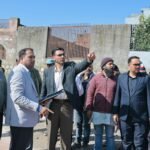 गंगा को मैली करने वालो पर चला प्रसासन का डंडा,गंगा में प्रवाहित हो रहे 14 भवनों का ग्रे-वाटर किया गया बंद,नगर निगम एवं जल संस्थान द्वारा क्षेत्र की 02 नालियों की गई टेपिंग,डीएम के ऋषिकेश दौरे का असर; 14 भवन स्वामियों पर कार्रवाई ग्रे वॉटर बंद; 2 नालिया टैपिंग !