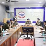 अपनी पहली बैठक में ही कडक तेवर में दिखे एसएसपी देहरादून प्रमेंद्र डोभाल, एसएसपी देहरादून ने जनपद के समस्त राजपत्रित अधिकारियों, थाना/शाखा प्रभारियों के साथ की गोष्ठी, ड्यूटी के दौरान अपना शतप्रतिशत प्रयास करते हुए पूर्ण कार्यक्षमता के साथ अपने कार्यो का संपादन करने के दिये निर्देश ! 