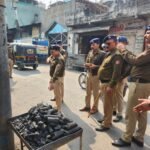 सर्वोच्च न्यायालय के फैसले से पहले बनभूलपुरा क्षेत्र में नैनीताल पुलिस ने निकला फ्लैग मार्च, क्षेत्र मे रहने वाले लोगो को दिया शांति एवं सुरक्षा का पैगाम, उत्पाती लोगो को कायदे मे रहोगे तो फायदे मे रहने का दिया कड़ा सन्देश !