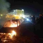 चलती कार बनी आग का गोला, दमकलकर्मियों ने आग पर पाया काबू