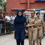 देहरादून की डोईवाला पुलिस ने नक़बजनी के आरोप मे फरार चल रही महिला आरोपी को किया गिरफ्तार, पुलिस को चकमा देने के लिए लगातार बदल रही थी ठिकाने, पुलिस ने आरोपी की गिरफ्तार कर करीब 9 लाख रुपयों के चोरी किये गये ज़ेवर किये बरामद !