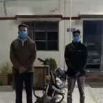 देहरादून पुलिस ने चोरी और सीनाजोरी करने वाले दो आरोपियों को खिलाई हवालत की हवा, चेकिंग के दौरान बिना हेलमेट और बिना कागजो के घुमा रहे थे वाहन, पुलिस ने रोका तो मोबाइल से वीडियो बनाते हुए करने लगे थे हंगामा !