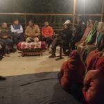 जनपद रुद्रप्रयाग पुलिस ने की अनूठी पहल: ‘रात्रि चौपाल’ के जरिए गांवों में मजबूत कर रही सुरक्षा का घेरा, ग्रामीणों से मिलकर जानी उनकी समस्या और परेशानी !