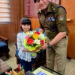 एसएसपी देहरादून से प्रभावित नन्ही बालिका ने कप्तान से मुलाक़ात,कोमल हाथो से फूलो का गुलदस्ता देकर पुलिस की दिन रात सेवा करने का जताया आभार !