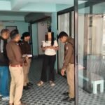 एसएसपी दून के निर्देशन में दून पुलिस ने चलाया ऑपरेशन क्रैकडाउन,जनपद में रह रहे बाहरी व्यक्तियों/किरायेदारों/श्रमिकों/होम-स्टे, आश्रम, हॉस्टल, होटल एवं अन्य संस्थानों में निवासरत व्यक्तियों के किये सत्यापन !