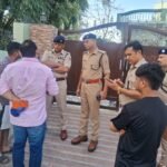 देहरादून के राजपुर छेत्र मे सुबह सवेरे गोलीबारी से छेत्र मे फैली सनसनी,स्कार्पियो कार सवारो ने फॉर्चूनर कार को रोकने के लिए की अंधाधुंध फायरिंग, गोली लगने से मॉर्निंग वाक कर रहे सेना से रिटायर ब्रिगेडयर की गोली लगने से हुई मौत, फायरिंग कर भागने वालो का अब तक नहीं लगा कोई सुराग !