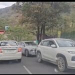 पहाड़ो की रानी मसूरी में मौसम का बदला मिजाज , ठंडी हवाओं और बारिश की फुहारों ने बढ़ाई मसूरी मे रौनक !