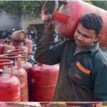 जिला प्रशासन की बड़ी कार्यवाही 17 गैस एजेंसियों, 45 प्रतिष्ठानों; 05 पेट्रोलपम्प का औचक निरीक्षण; 19 गैस सिलेंडर जब्त; गैस की कालाबाजारी में 2 को किया गिरफ्तार 2 मुकदमें कराये दर्ज !