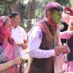 दून पुलिस परिवार के साथ एसएसपी दून ने मनाया खुशियों एवं रंगो का त्यौहार होली, सभी जवानों व पुलिस परिजनों को रंग लगाकर दी होली के पावन पर्व की शुभकामनांए, पुलिसकर्मियों को प्रोत्साहित करते हुए एसएसपी दून का संदेश- आप सतर्क तो आम जन सुरक्षित