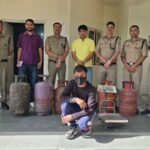 डीएम की क्यूआरटी टीम ने अवैध गैस का कारोबार करने वालों पर की कड़ी कार्यवाही, अवैध गैस की कालाबाज़ारी और अवैध गैस रिफिल करने वाले आरोपी को किया पुलिस के हवाले, क्यूआरटी टीम ने आरोपी के ठिकाने से बड़ी मात्रा मे गैस सिलेंडर और गैस भरने का सामान किया बरामद !