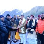 वैदिक मंत्रोच्चार के साथ खुले भगवान श्री बद्रीनाथ के कपाट, धाम की पहली पूजा हुई नरेंद्र मोदी के नाम !