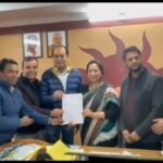 मसूरी में नए लाइसेंस प्रस्ताव पर मचा बवाल, मसूरी ट्रेडर्स एंड वेलफेयर एसोसिएशन के अध्यक्ष रजत अग्रवाल के नेतृत्व मे पालिका अध्यक्ष को सौपा ज्ञापन,मांगे ना मानने पर व्यापारियों ने दी आंदोलन की चेतावनी