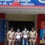 देहरादून की रायपुर पुलिस ने चोरी की दो घटनाओ का किया खुलासा, चोरी को अंजाम देने वाले दो शातिर चोरो को पुलिस ने किया गिरफ्तार, पुलिस ने आरोपियों के कब्ज़े से चोरी की गई ज्वेलरी की बरामद, पकडे गए आरोपी घरो मे पेंट पुताई की आड़ मे देते थे चोरी की घटनाओ को अंजाम !