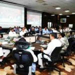 मुख्यमंत्री ने विधानसभा क्षेत्र डीडीहाट, गंगोलीहाट, कपकोट एवं बागेश्वर से संबंधित मुख्यमंत्री घोषणाओं की विस्तृत समीक्षा की, अधिकारियों को राज्य सरकार के मूल मंत्र “सरलीकरण, समाधान, निस्तारण और संतुष्टि” के आधार पर कार्य करने के दिए निर्देश