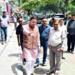 सीएम हेल्पलाइन पर दर्ज शिकायत की पड़ताल करने खुद मौके पर पहुंचे सीएम धामी, जन शिकायत की पड़ताल करने मौके पर पहुंचे सीएम, वीडियो कॉल के जरिए अधिकारियों को दिखाई स्थिति