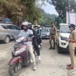 एसपी रुद्रप्रयाग निहारिका तोमर ने ग्राउंड ज़ीरो पर उतरकर लिया केदारनाथ यात्रा मार्ग का जायज़ा,रुद्रप्रयाग से सोनप्रयाग तक की यातायात व्यवस्था व पार्किंग व्यवस्थाओं का निरीक्षण कर अधीनस्थतो को दिये आवश्यक दिशा निर्देश।