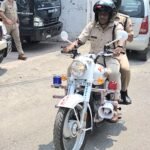 वैश्विक संकट के बीच राष्ट्रहित में एसएसपी नैनीताल मंजुनाथ टीसी की अनूठी पहल,ईंधन संरक्षण का दिया संदेश, बड़े वाहन को छोड़ मोटरसाइकिल से निकले एसएसपी नैनीताल,आमजन से छोटे वाहनों, सार्वजनिक परिवहन एवं पैदल चलने की अपील !