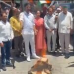 महंगाई और केंद्र सरकार की नीतियों के खिलाफ मसूरी में कांग्रेस का प्रदर्शन,प्रदर्शनकारियों ने भाजपा सरकार का फूंका पुतला , कांग्रेस नेताओं ने केंद्र सरकार पर साधा निशाना, बोले- महंगाई, बेरोजगारी और गलत नीतियों से जनता है परेशान !