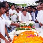 मुख्यमंत्री धामी ने पूर्व मुख्यमंत्री मेजर जनरल भुवन चंद्र खंडूड़ी के पार्थिव शरीर पर पुष्प चक्र अर्पित कर उन्हें नम आंखों से दी विदाई