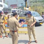 भीषण गर्मी में भारी यातायात दबाव के बीच ड्यूटी कर रहे जवानों के बीच पहुंचीं एसएसपी श्वेता चौबे, धूप से बचाव हेतु वितरित किए हैट एवं रिफ्रेशमेंट; यातायात व्यवस्था को सुचारू बनाने के लिए स्वयं संभाली कमान.!