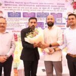 मतदाता सूची के विशेष पुनरीक्षण को जन आंदोलन बनाने की अपील, डीएम ने मतदाता सूची के विशेष पुनरीक्षण जागरूकता रथ को किया रवाना,7 जुलाई तक चलेगा अभियान, बीएलओ घर-घर जाकर कर रहे गणना प्रपत्रों का वितरण एवं संकलन,डीएम आशीष चौहान का आवाहन-शुद्ध मतदाता सूची के लिए सक्रिय सहयोग करें नागरिक.!